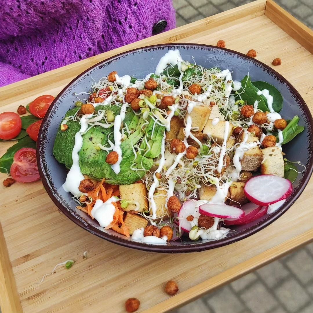 Salát se špenátem, avokádem, tofu, pečenou cizrnou, ředkvičkami a klíčky, přelitý dresinkem